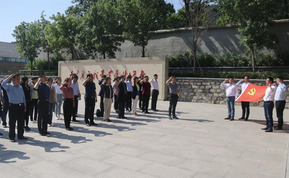 “传承白色基因，罗致斗争气力” 济南产发团体到大峰山党性教导基地睁开党史进修教导现场讲授