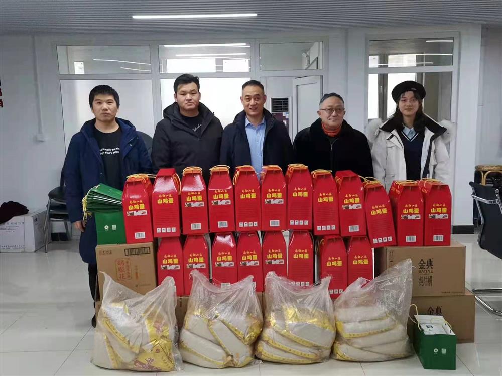 情牵大年送暖和 助力复兴暖民气 产发团体访问楚家庄帮扶村