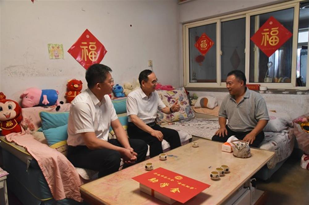 金秋助学，情暖民气 济南市总工会带领访问慰劳团体 坚苦职工及后代